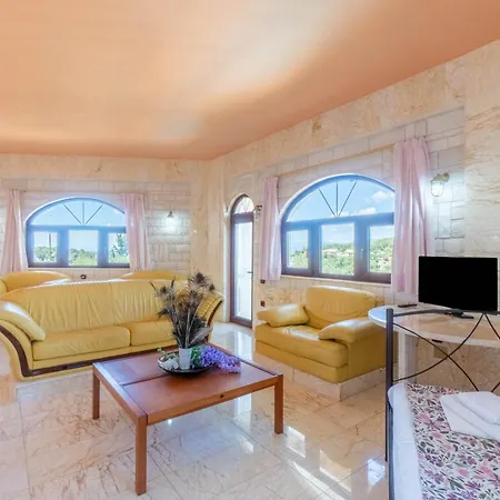 Paco's Luxury 31 *
